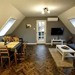 Bed & Badacsony شقة