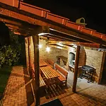 Bed & Badacsony شقة