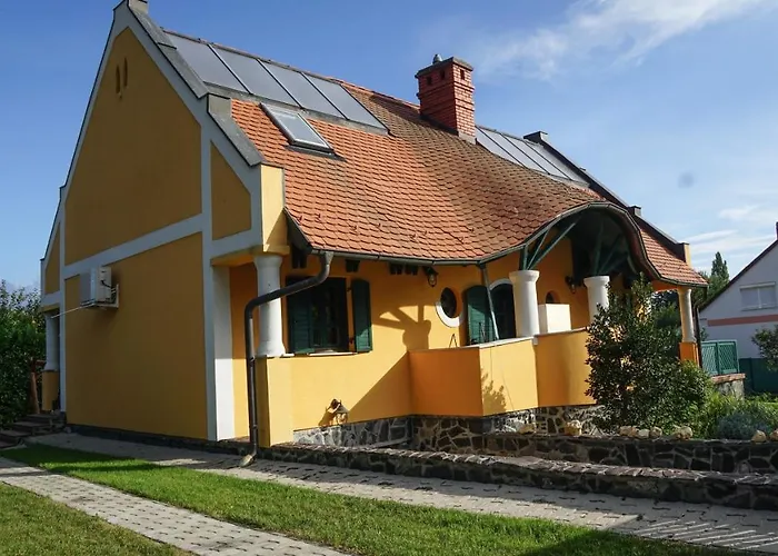 Bed & Badacsony شقة