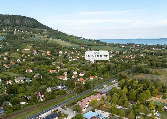 Bed & Badacsony شقة
